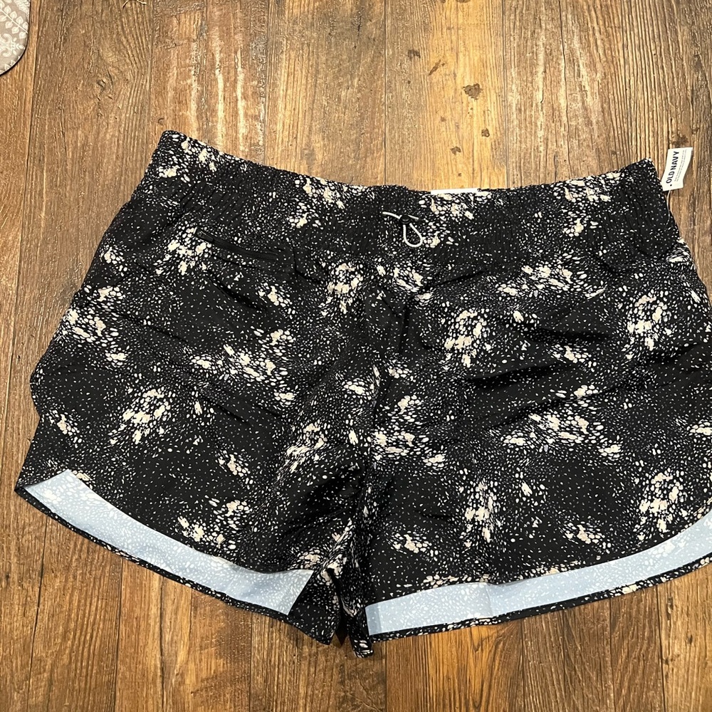 NWT Old Navy 2.5 inch dolphin hem workout shorts